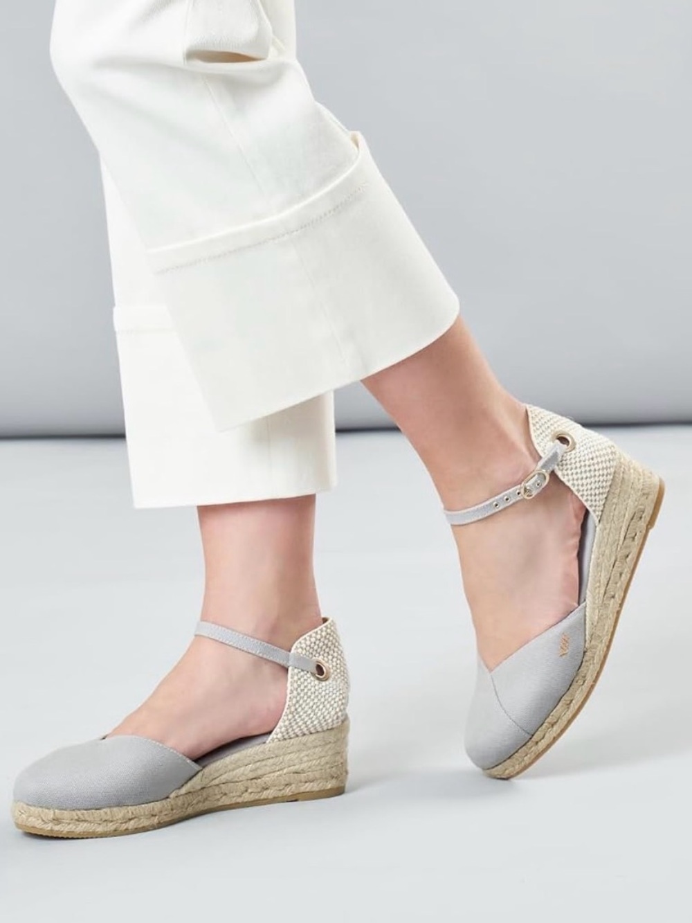 Ladies size 39 (size 8) Viscata Pubol Canvas Espadrille Wedges in a light gray